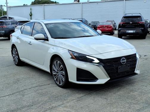 Pearl White Tricoat 2024 Nissan Altima 2.5 SL