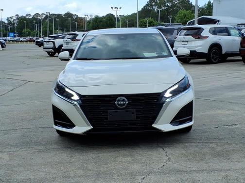 Pearl White Tricoat 2024 Nissan Altima 2.5 SL