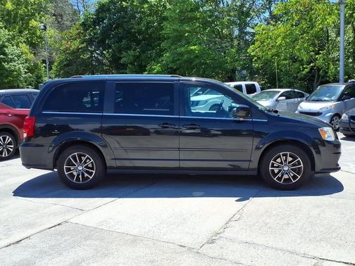 Black Onyx Crystal Pearlcoat 2017 Dodge Grand Caravan SXT