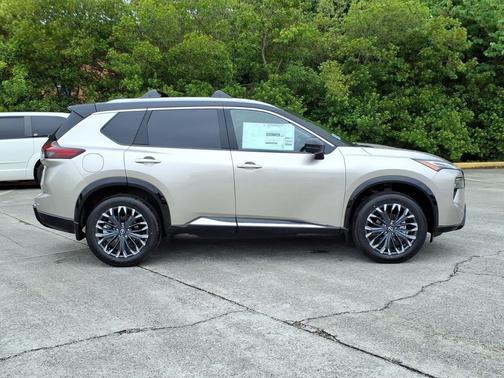 Champagne Silver Metallic/Super Black 2026 Nissan Rogue Platinum