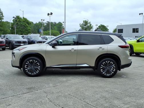 Champagne Silver Metallic/Super Black 2026 Nissan Rogue Platinum