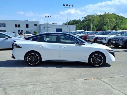 Aspen White Tricoat/Super Black 2026 Nissan Sentra SR