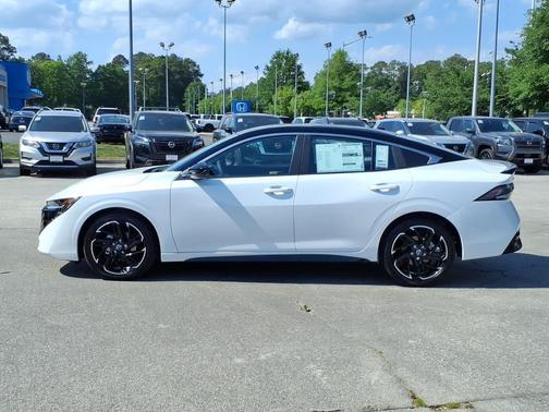 Aspen White Tricoat/Super Black 2026 Nissan Sentra SR