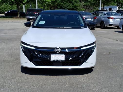 Aspen White Tricoat/Super Black 2026 Nissan Sentra SR