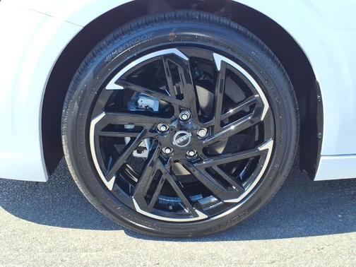 Aspen White Tricoat/Super Black 2026 Nissan Sentra SR