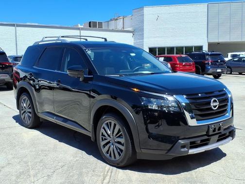 Super Black 2025 Nissan Pathfinder SL 4WD