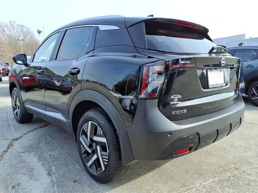 Super Black 2026 Nissan Kicks SV