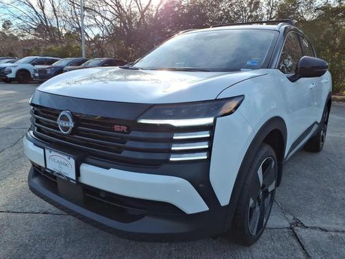 Aspen White Tricoat/Super Black 2026 Nissan Kicks SR