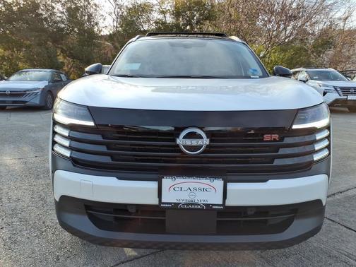 Aspen White Tricoat/Super Black 2026 Nissan Kicks SR