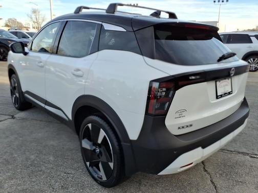 Aspen White Tricoat/Super Black 2026 Nissan Kicks SR