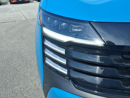 Arctic Ice Blue Metallic/Super Black 2025 Nissan Kicks SR