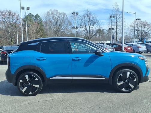 Arctic Ice Blue Metallic/Super Black 2025 Nissan Kicks SR