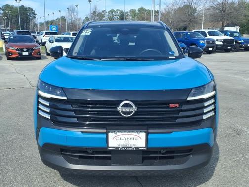 Arctic Ice Blue Metallic/Super Black 2025 Nissan Kicks SR