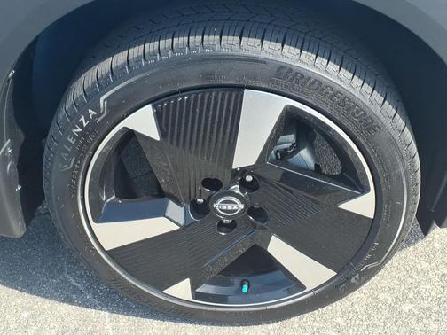 Arctic Ice Blue Metallic/Super Black 2025 Nissan Kicks SR