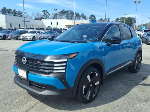 Arctic Ice Blue Metallic/Super Black 2025 Nissan Kicks SR