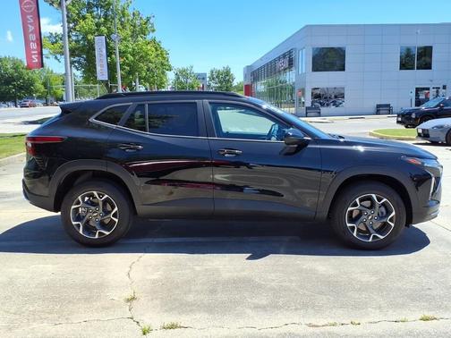 Mosaic Black Metallic 2025 Chevrolet Trax LT