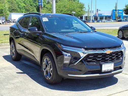 Mosaic Black Metallic 2025 Chevrolet Trax LT
