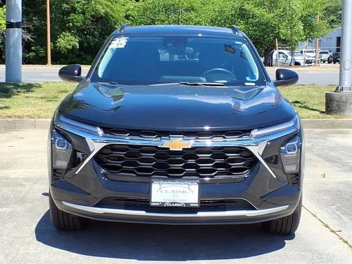 Mosaic Black Metallic 2025 Chevrolet Trax LT