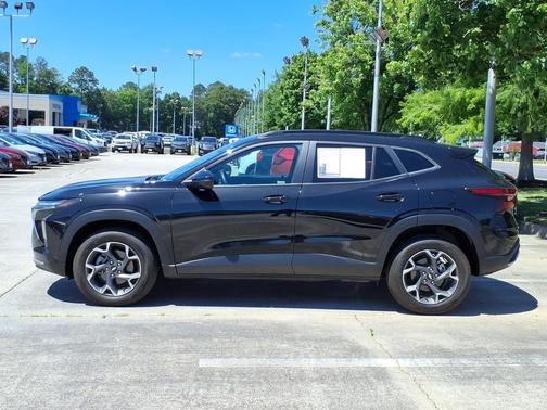 Mosaic Black Metallic 2025 Chevrolet Trax LT