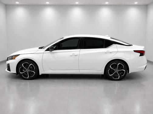 Pearl White Tricoat 2023 Nissan Altima SR FWD