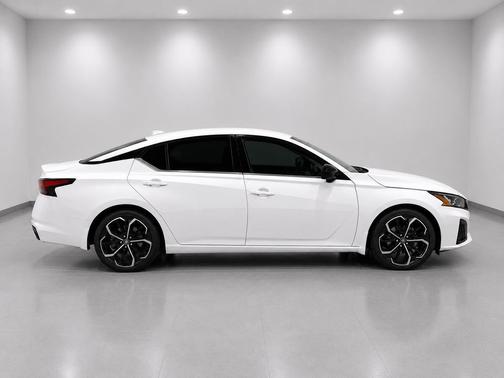 Pearl White Tricoat 2023 Nissan Altima SR FWD