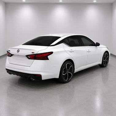 Pearl White Tricoat 2023 Nissan Altima SR FWD
