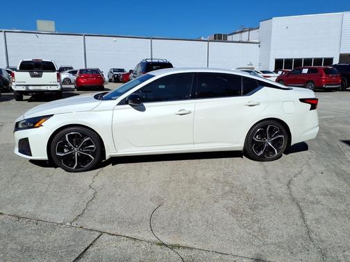 Pearl White Tricoat 2023 Nissan Altima SR FWD
