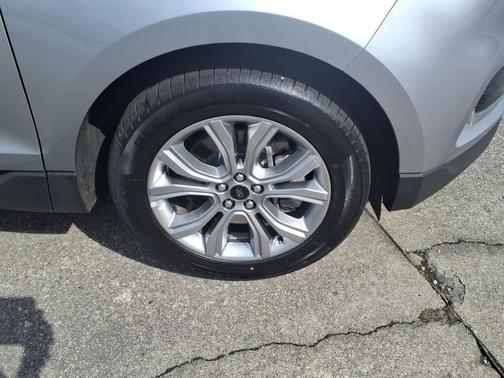 ICONIC SILVER 2024 Ford Edge Titanium