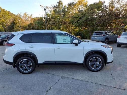 Everest White Pearl Tricoat 2026 Nissan Rogue SV