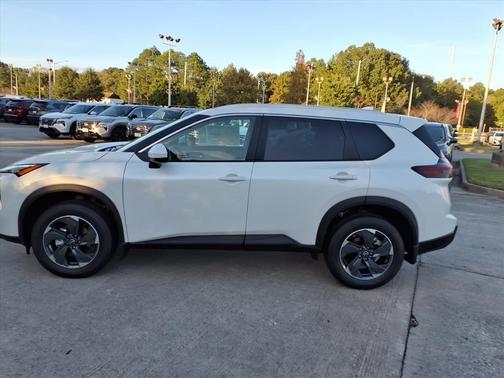 Everest White Pearl Tricoat 2026 Nissan Rogue SV