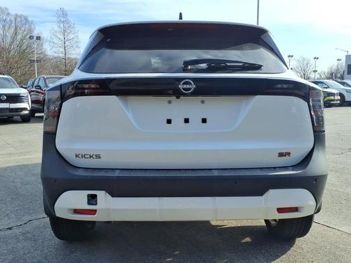 Aspen White Tricoat 2026 Nissan Kicks SR