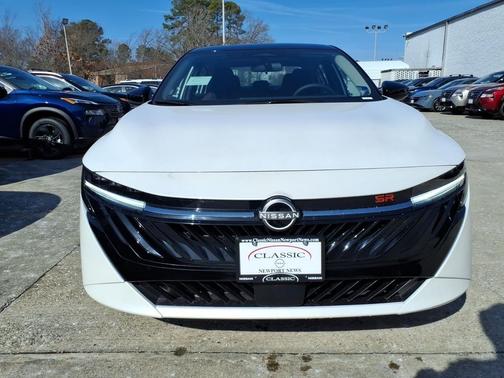 Aspen White Tricoat/Super Black 2026 Nissan Sentra SR