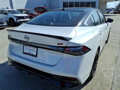 Aspen White Tricoat/Super Black 2026 Nissan Sentra SR