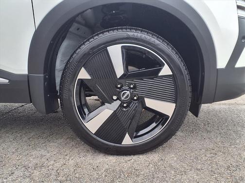 Aspen White Tricoat 2026 Nissan Kicks SR