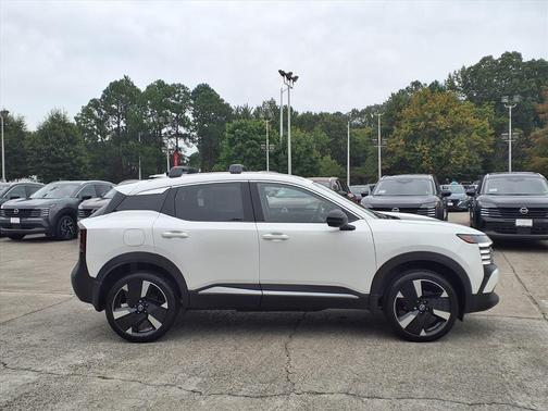 Aspen White Tricoat 2026 Nissan Kicks SR