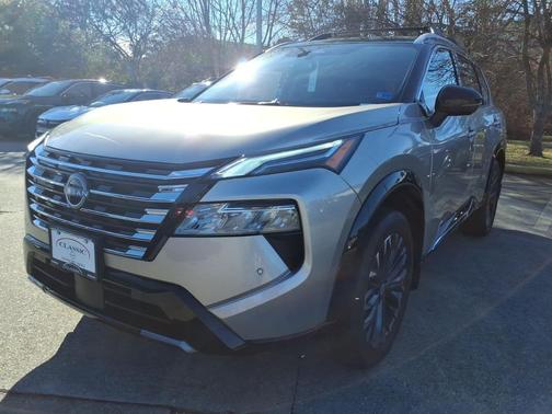 Champagne Silver Metallic/Super Black 2026 Nissan Rogue Platinum