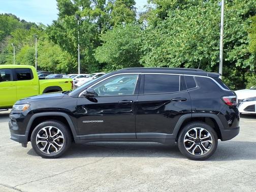 Diamond Black Crystal Pearlcoat 2022 Jeep Compass Limited