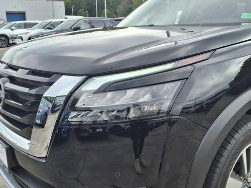 2025 Nissan Pathfinder SL FWD