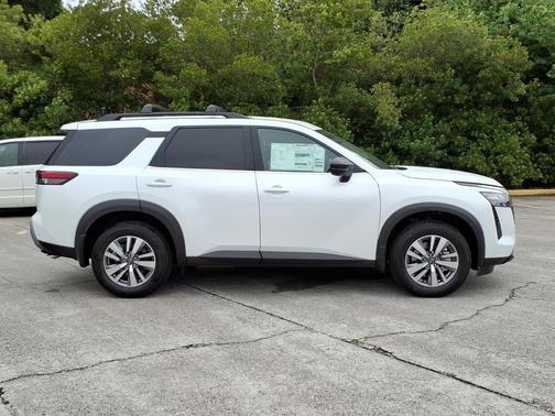 Everest White Pearl Tricoat 2026 Nissan Pathfinder SL