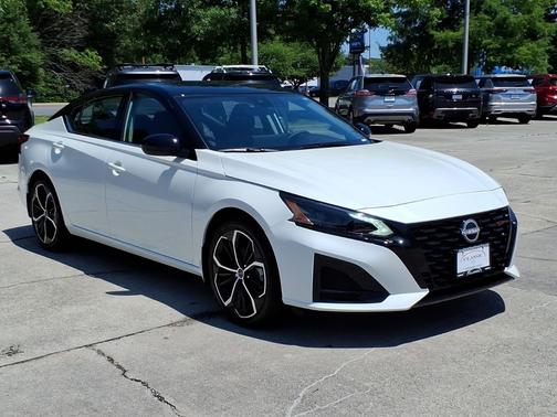 Pearl White Tricoat/Super Black 2026 Nissan Altima SR FWD
