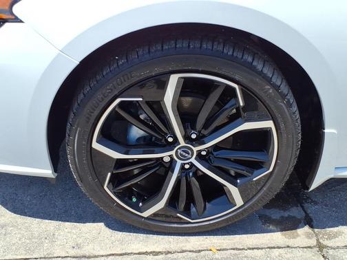 Pearl White Tricoat/Super Black 2026 Nissan Altima SR FWD