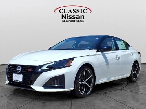 Pearl White Tricoat/Super Black 2026 Nissan Altima SR FWD
