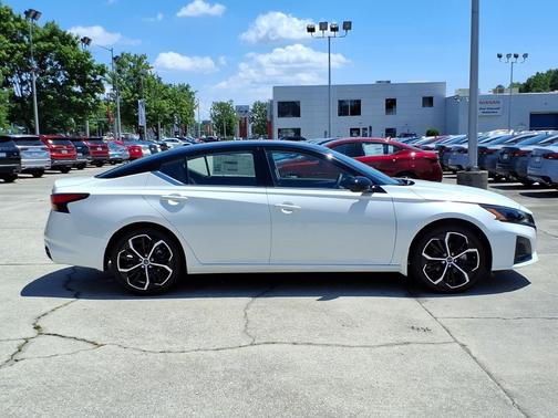 Pearl White Tricoat/Super Black 2026 Nissan Altima SR FWD