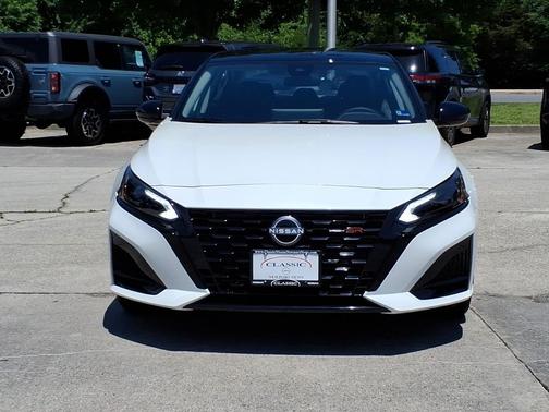 Pearl White Tricoat/Super Black 2026 Nissan Altima SR FWD