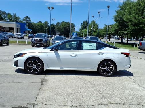 Pearl White Tricoat/Super Black 2026 Nissan Altima SR FWD