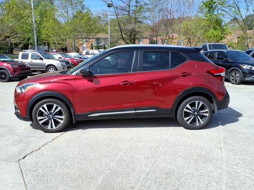 Cayenne Red/Super Black 2018 Nissan Kicks SR