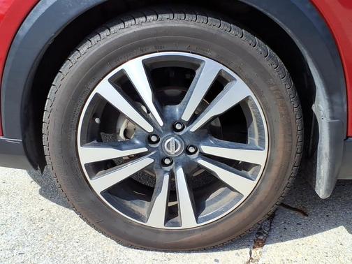 Cayenne Red/Super Black 2018 Nissan Kicks SR