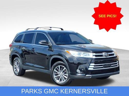 Midnight Black Metallic 2019 Toyota Highlander XLE