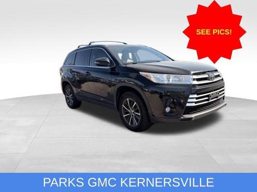 Midnight Black Metallic 2019 Toyota Highlander XLE