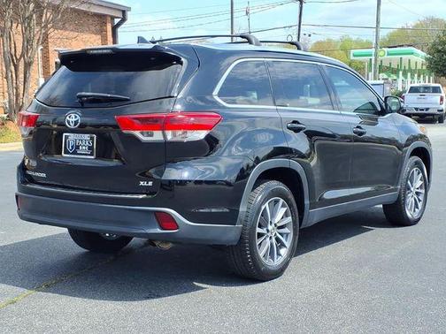 Midnight Black Metallic 2019 Toyota Highlander XLE